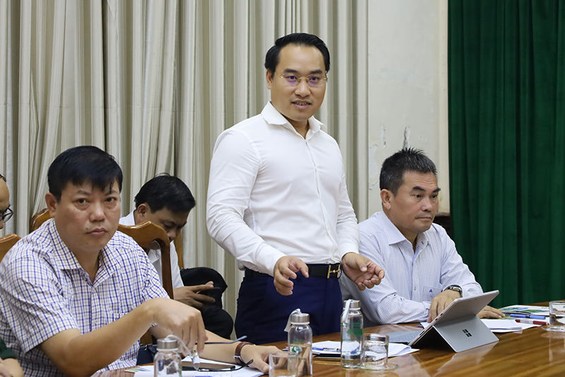 Ông Trần Ngọc Thái - Đại diện Công ty CP Regal Group trình bày kế hoạch tổ chức chương trình chào năm mới tại khu đô thị Regal Legend.